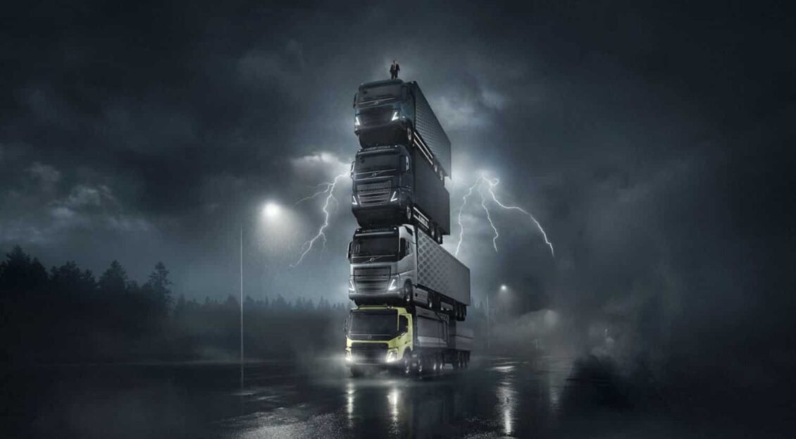 Volvo Trucks vuelve a sorprendernos: Un torre de camiones de 15 metros y 58 toneladas