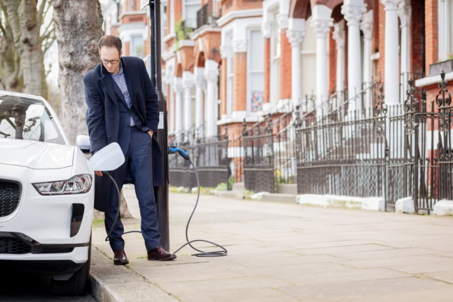 Recargar coches eléctricos en las farolas: La primera Avenida Eléctrica del mundo es una realidad