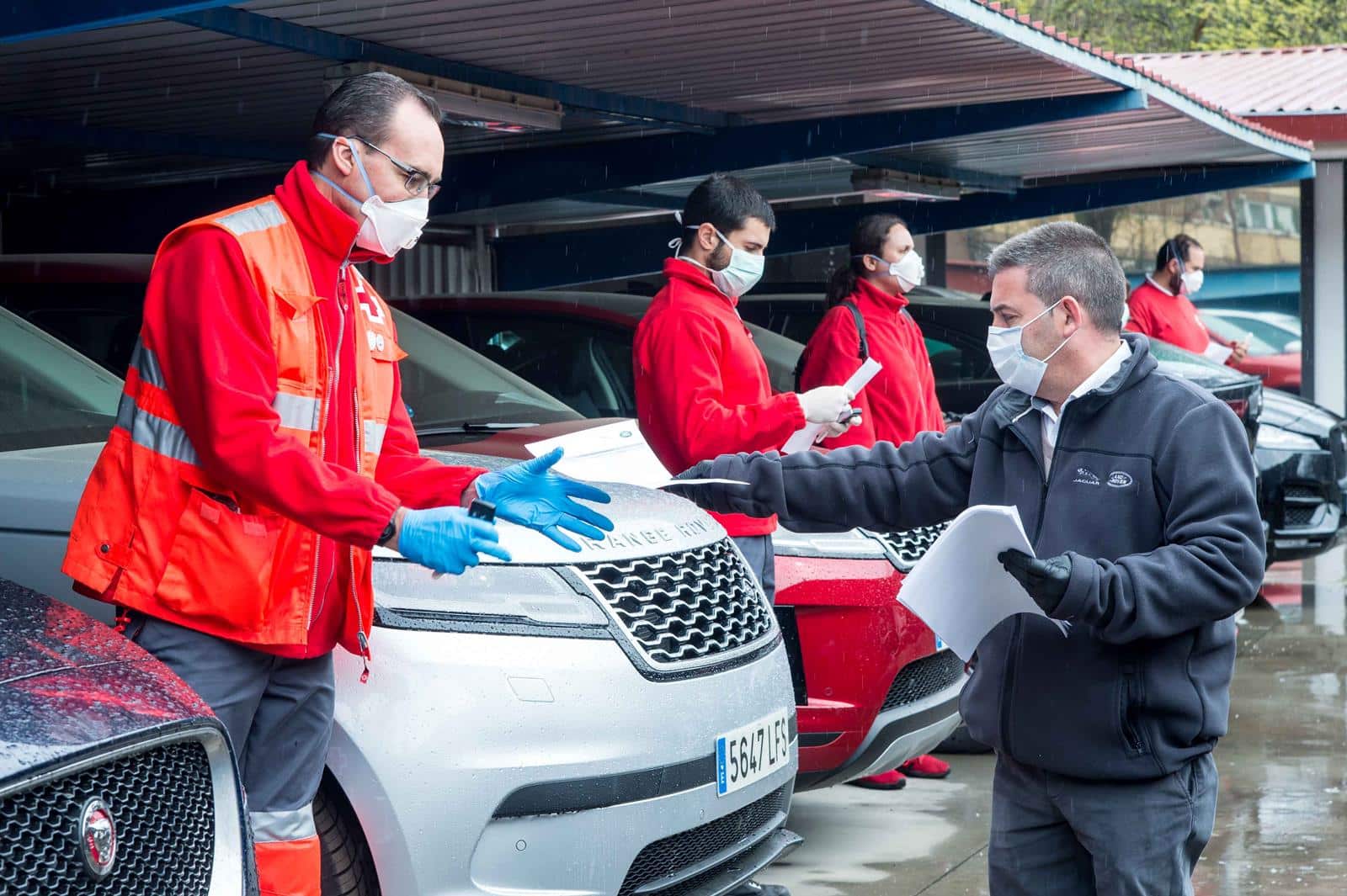 Land Rover cede su flota a sanitarios de Cruz Roja para llegar a los sitios difíciles