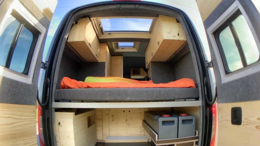 El Flowcamper Max es un acogedor Mercedes-Benz Sprinter Camper para