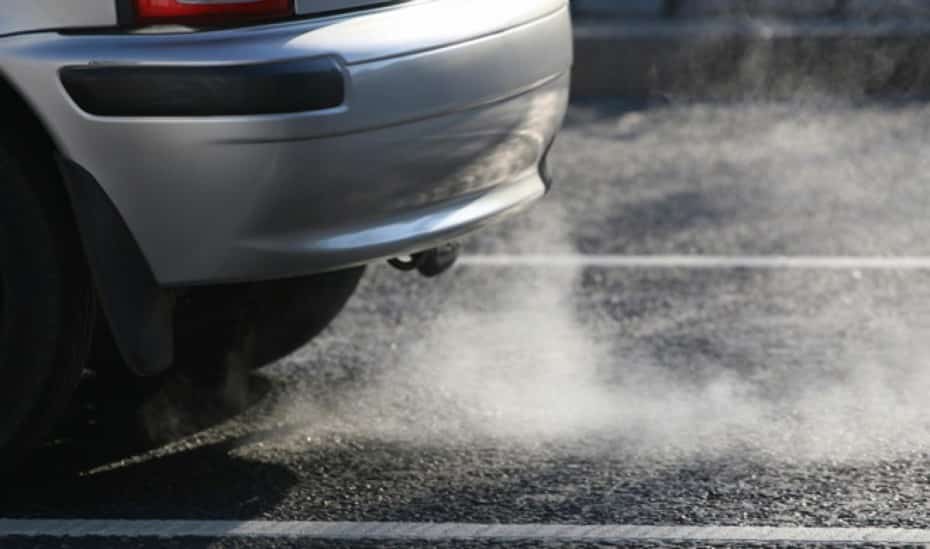 Mi coche echa humo blanco y huele a quemado: El color del humo delata a la avería