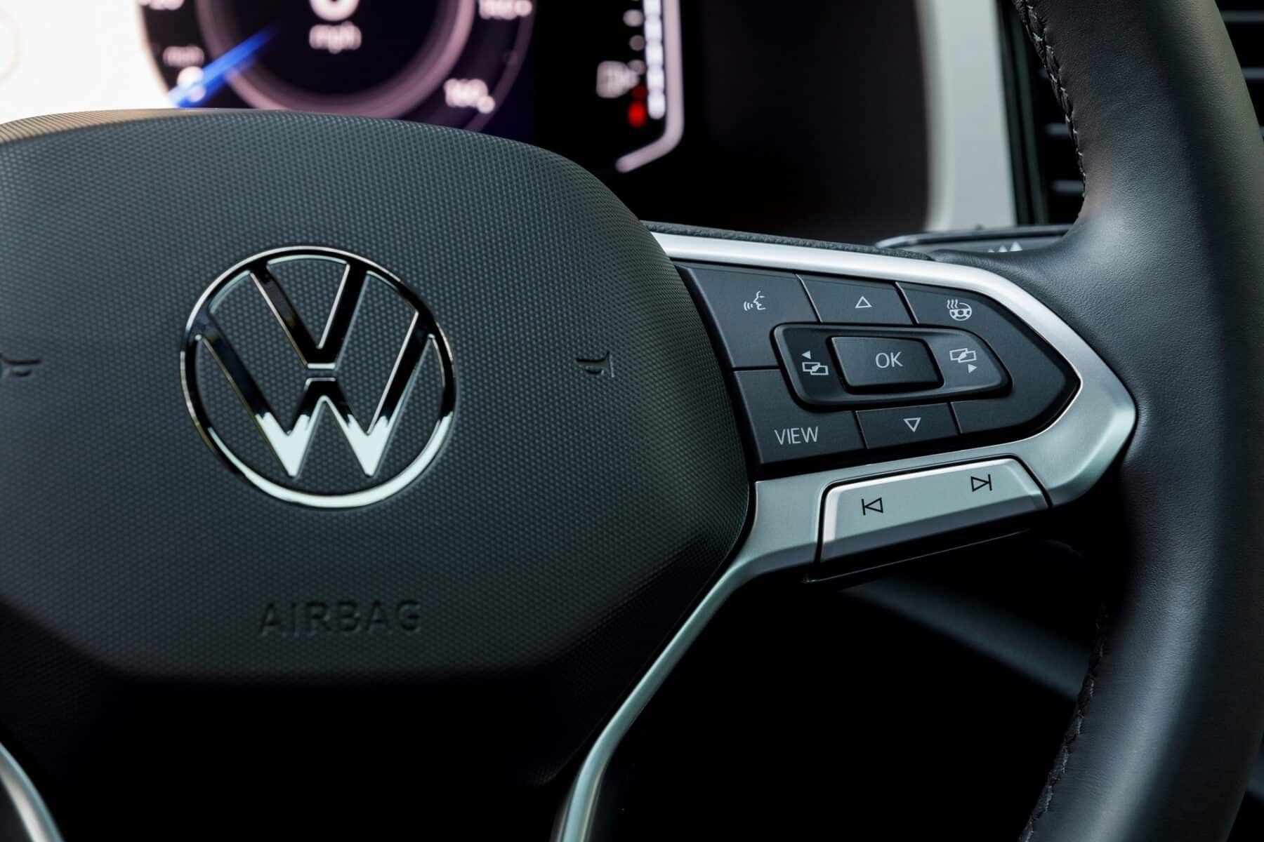 Así luce al natural el nuevo logotipo de Volkswagen: ¿Han acertado con el  cambio?