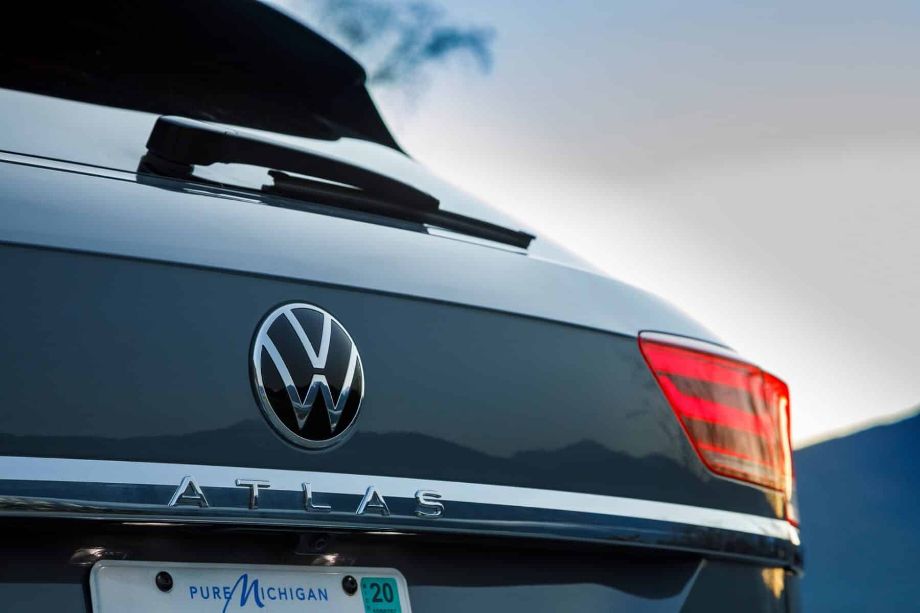 Así luce al natural el nuevo logotipo de Volkswagen: ¿Han acertado con el  cambio?