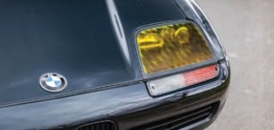 ¿Por qué se usaban los faros amarillos en los coches y por qué siguen usándose de forma limitada?