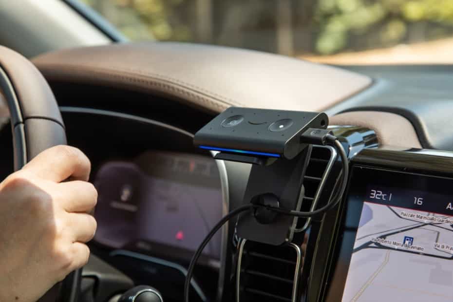 «Echo Auto» o la forma que tiene Amazon de ofrecer su asistente de voz en tu coche