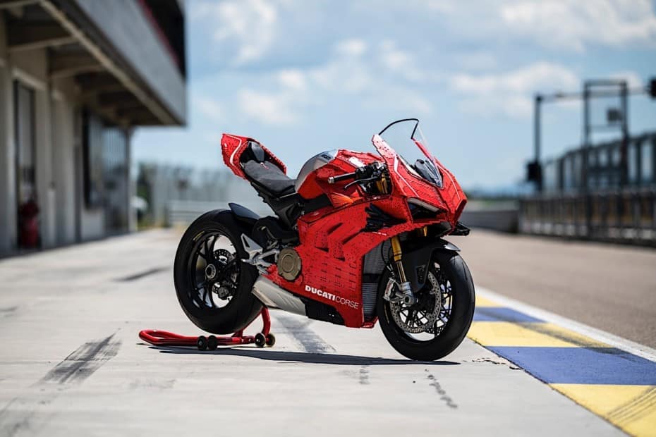 15.000 ladrillos y más de 400 horas de trabajo dan vida a esta Ducati Panigale V4 R de LEGO