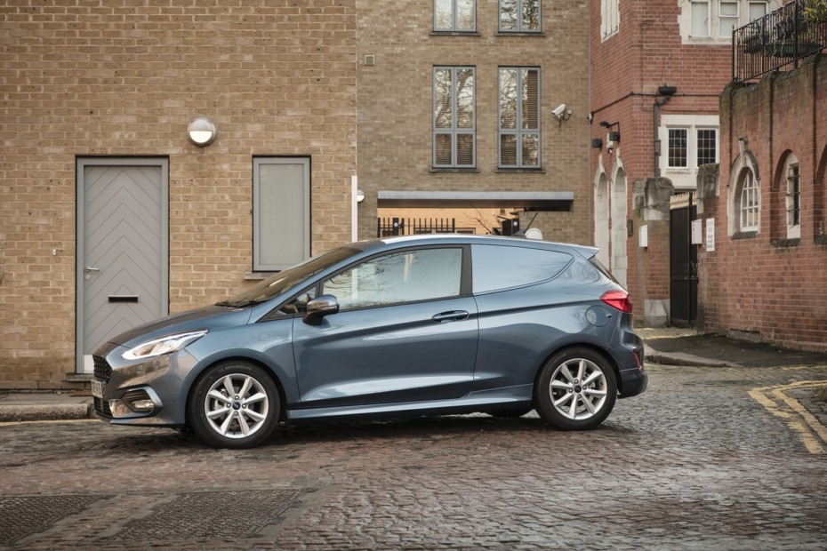 Ford Fiesta Van EcoBoost Hybrid: Gasolina, etiqueta ECO y la misma capacidad de antes