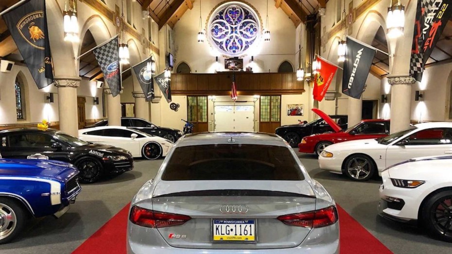 Si crees que tu coche es sagrado, no hay mejor lugar que este para guardarlo…