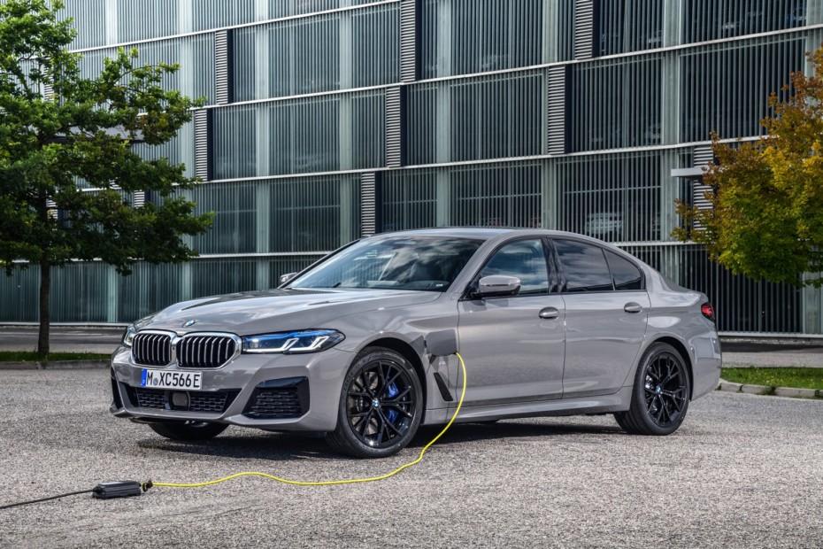 BMW 545e xDrive: el pináculo de los híbridos enchufables tiene 394 CV