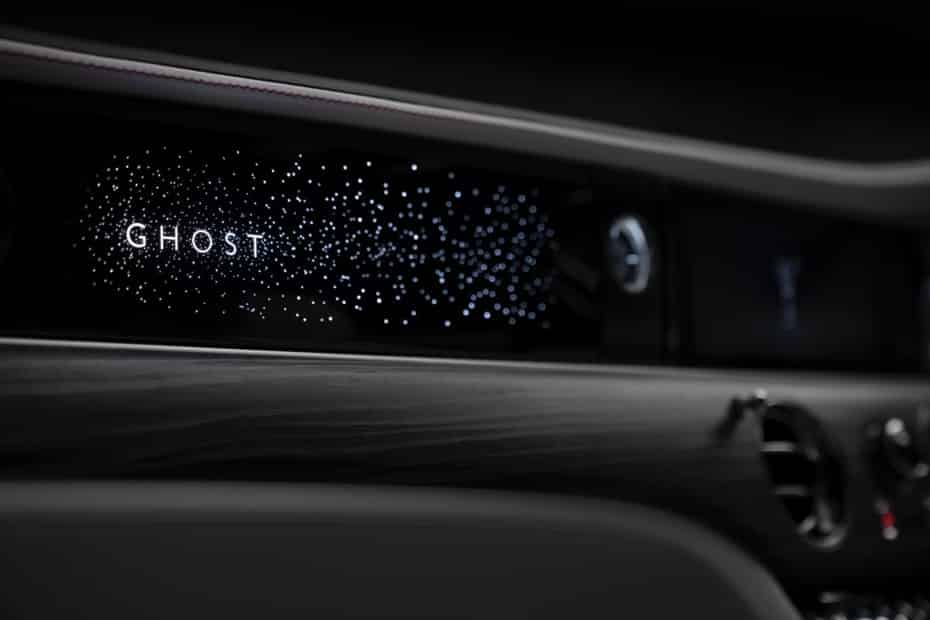 Ya hay fecha para el debut del Rolls-Royce Ghost 2021: Ojo a su salpicadero iluminado