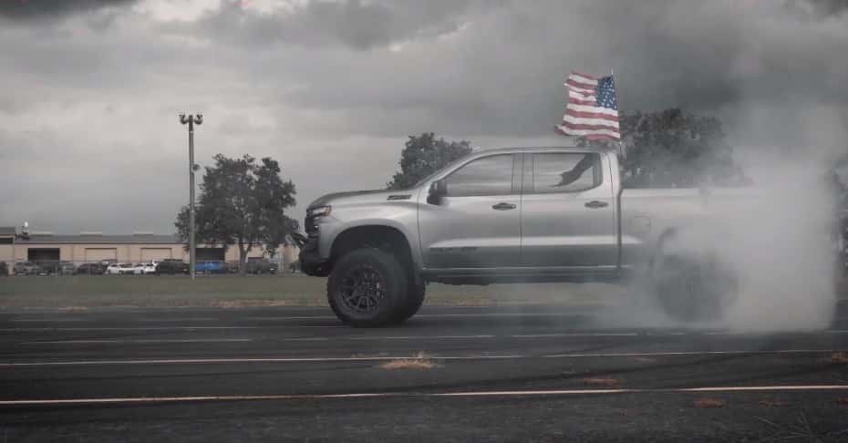 Americanada en estado puro: Ver esta bestia de Hennessey con 705 CV hacer ‘donuts’ no tiene precio