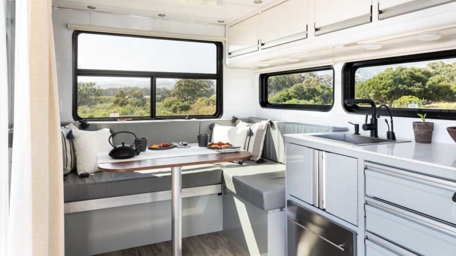 Esta caravana es un lujoso apartamento sobre ruedas capaz de cargar
