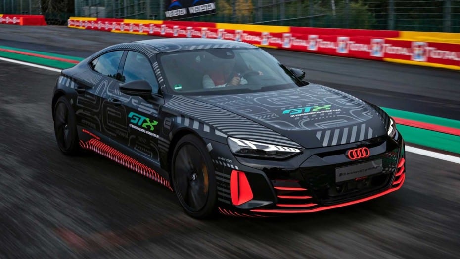 Primeros detalles del Audi RS e-tron GT: El Porsche Taycan tendrá al enemigo en casa