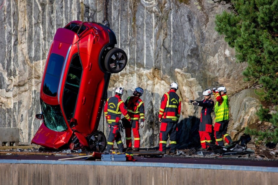 Volvo lanza coches desde 30 metros de altura por nuestra seguridad