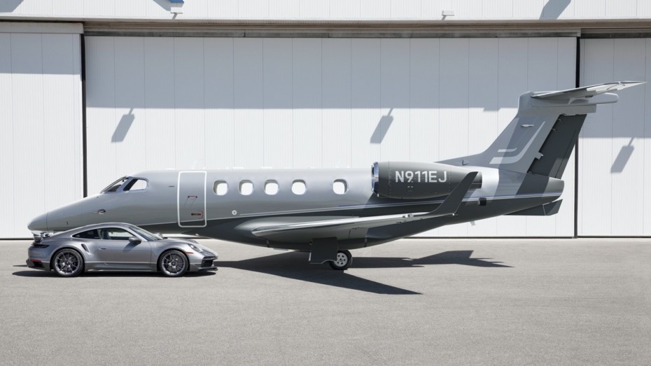 Ya puedes comprar un jet Embraer Phenom 300E a juego con el Porsche 911 Turbo S y dormir tranquilo