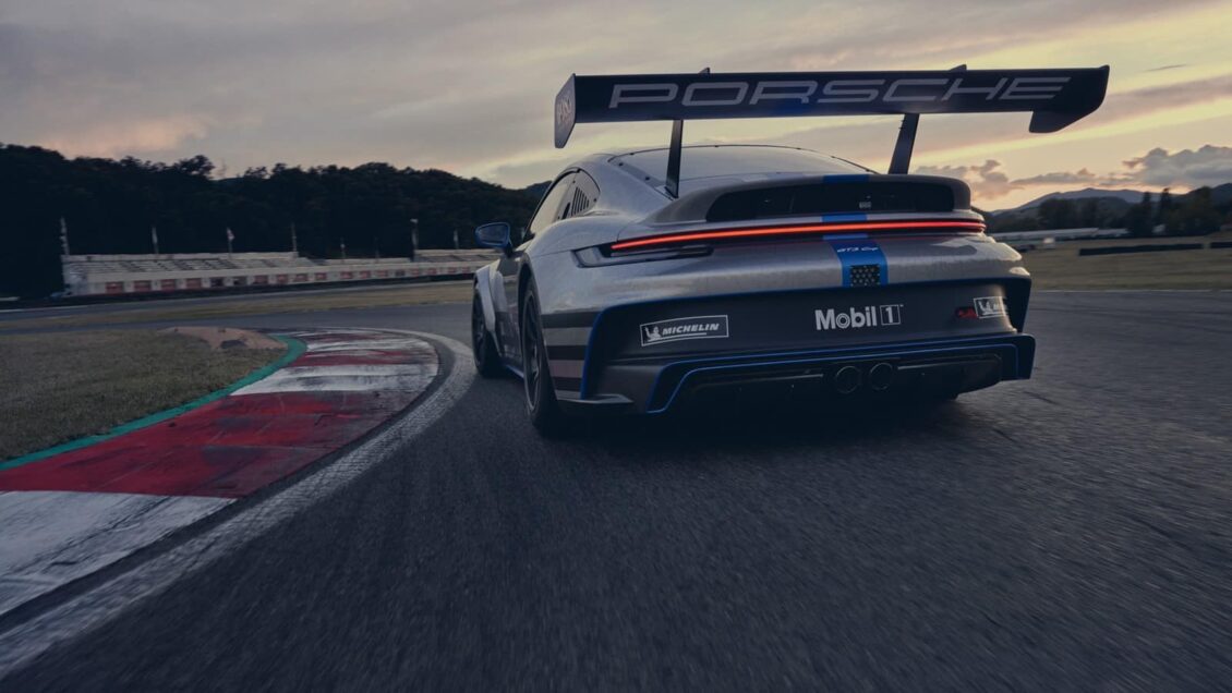Así es el nuevo Porsche 911 GT3 Cup: corre y gasta como un demonio, pero admite combustible sintético