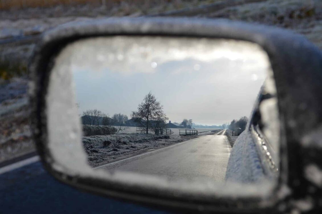 Cómo quitar el hielo y la nieve de los cristales del coche: Trucos para descongelar el parabrisas