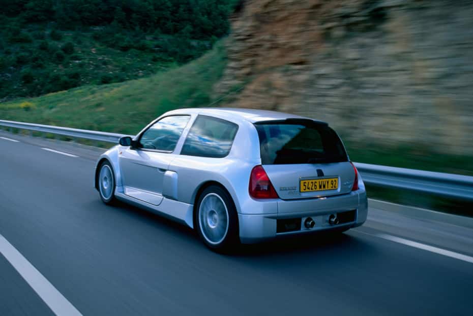 El Renault Clio V6 cumple 20 añitos y sigue siendo una máquina espectacular