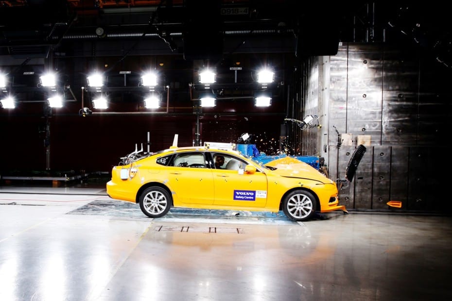 El Volvo Cars Safety Center cumple 20 años: chocando coches todos los días por nuestra seguridad