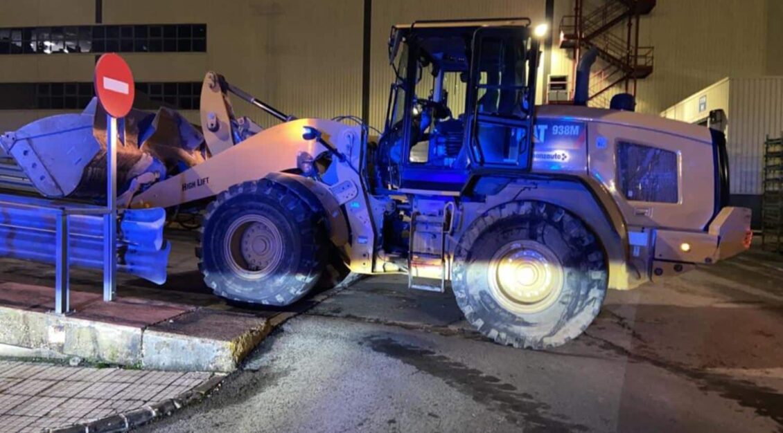 Roba una excavadora y se cuela en la campa de la factoría de Mercedes-Benz causando daños por millones de euros