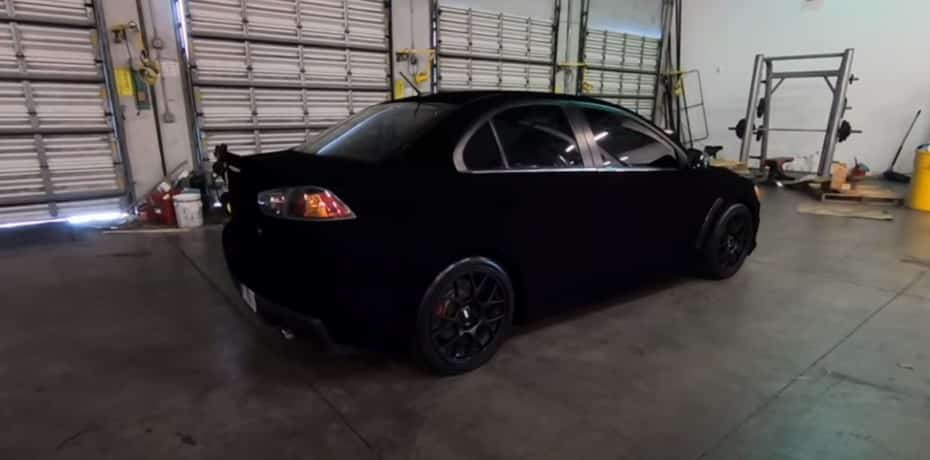 Así «luce» una pintura negra que absorbe más del 99% de la luz en un Mitsubishi Lancer EVO: ¿impresionante?