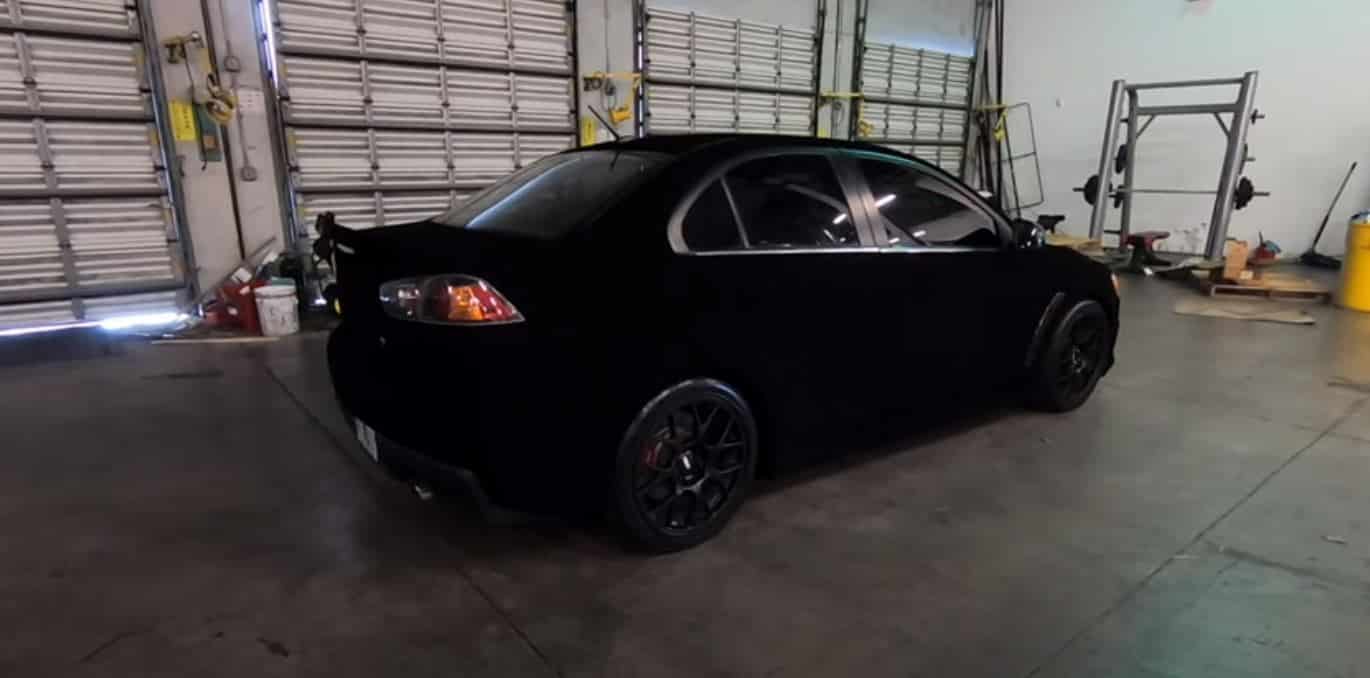 Así «luce» una pintura negra que absorbe más del 99% de la luz en un  Mitsubishi Lancer EVO: ¿impresionante?