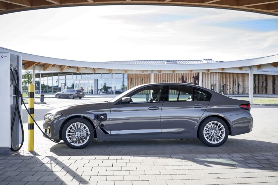 ¡Oficial! BMW 320e y 520e 2021: Las versiones PHEV de acceso llegarán en unos meses