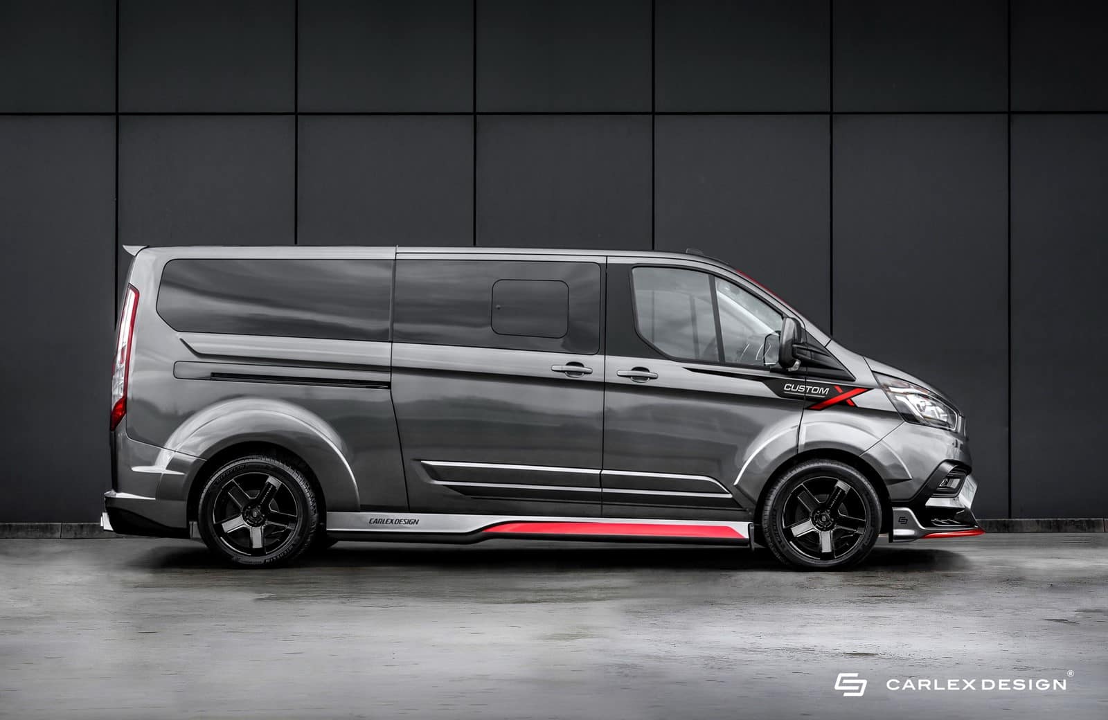 A falta de una Ford Transit Custom RS oficial, esta furgo mola mucho