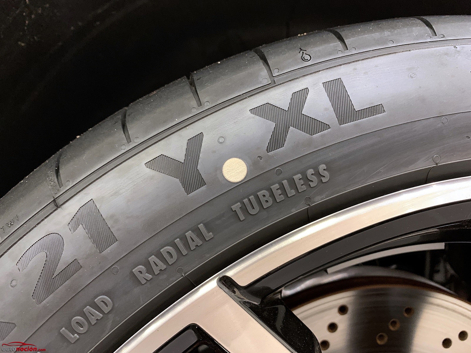 Seguramente hayas visto este punto en tus neumáticos: ¿Sabes para