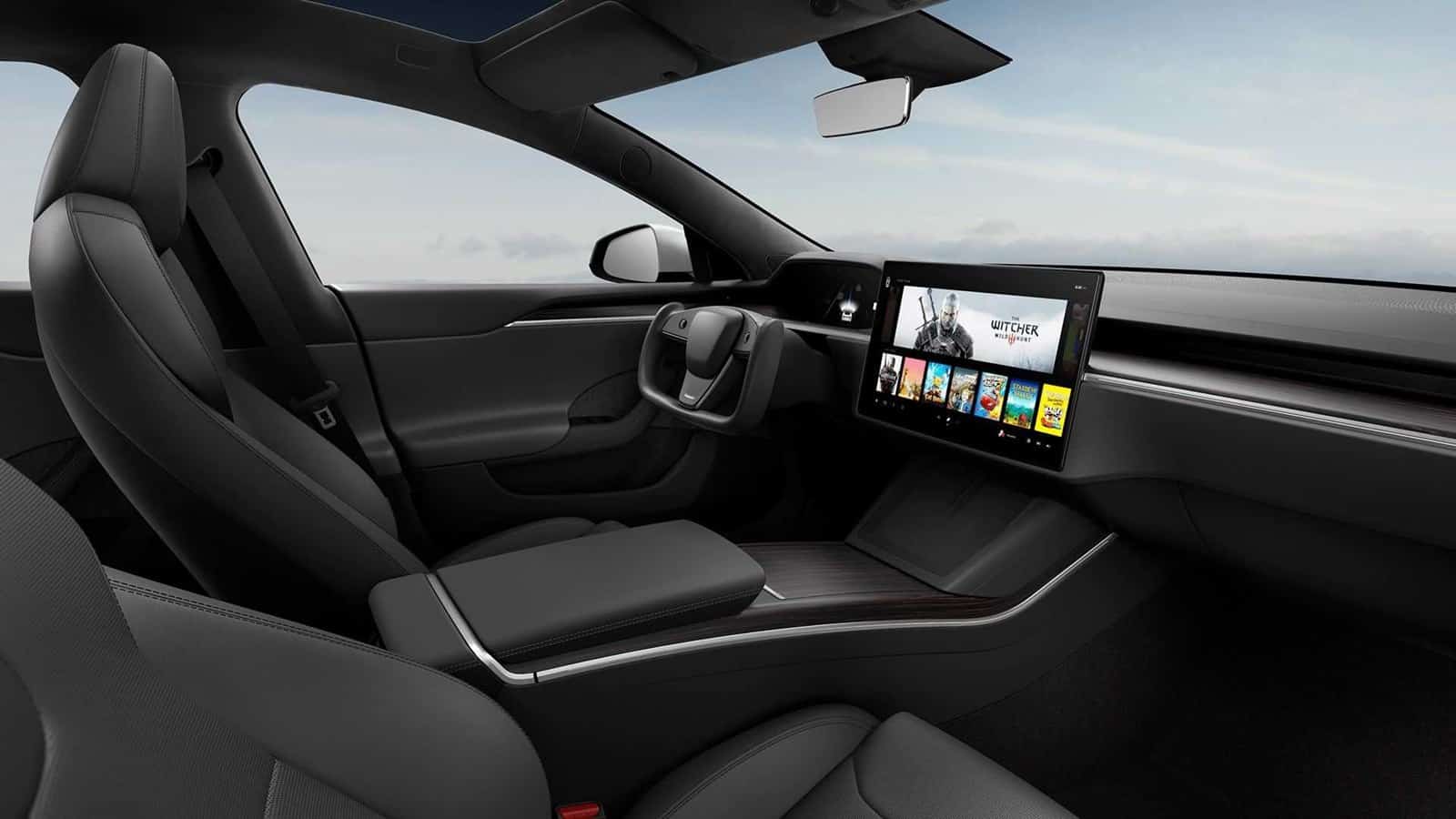 Tesla's crazy new steering wheel, a full-blown danger