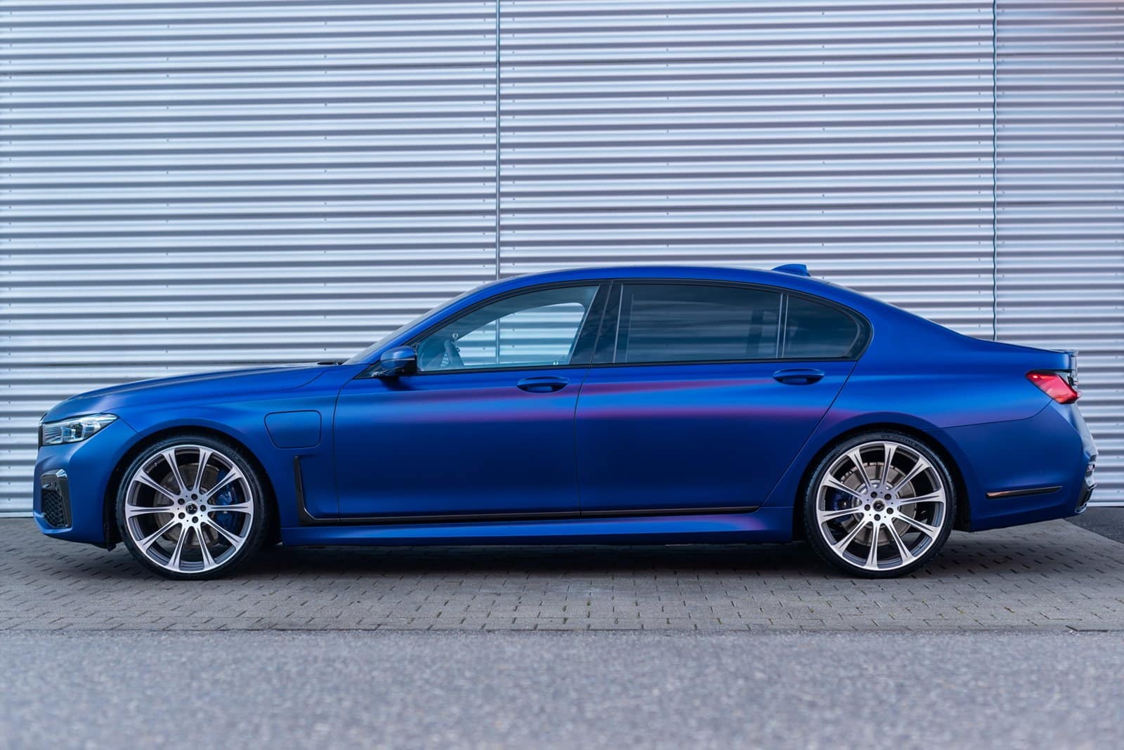 This BMW 745Le xDrive laughs at the very same BMW M3 Competition 2021