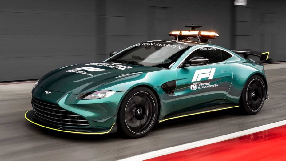 El Aston Martin Vantage se erige como Safety Car en la F1 este 2021: Le acompañará el DBX