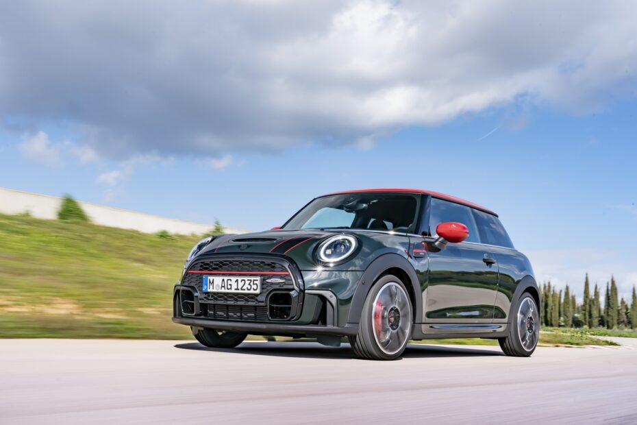 Nuevas imágenes del renovado MINI John Cooper Works: misma potencia, más personalización