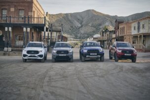 El Ford Ranger Raptor Special Edition 2021 posa junto a otras versiones de la gama