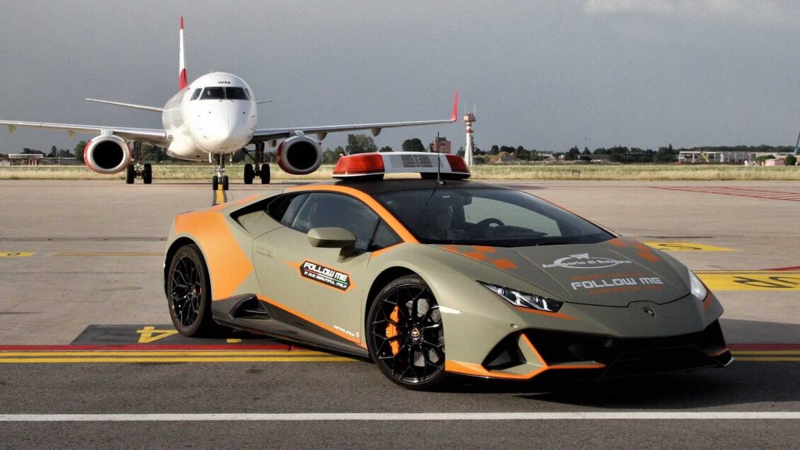 El aeropuerto de Bolonia renueva su’ Follow Me Car’: Turno del Lamborghini Huracan Evo