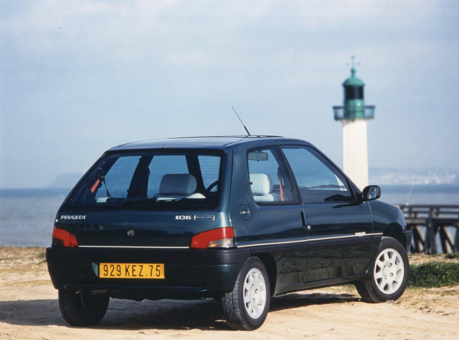 Peugeot 106 trasera