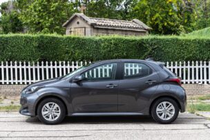 Vista lateral Toyota Yaris Hybrid