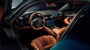 El interior del Rimac Nevera combina lo analógico y lo digital