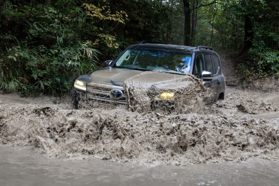 Nuevas imágenes del Toyota Land Cruiser 300: puedes verlo «en su salsa»