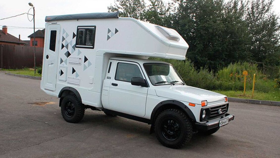 Si buscas una camper compacta a precio ajustado te va a gustar este Lada Niva