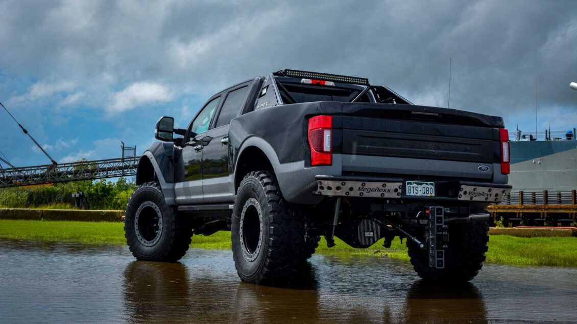 Si no te conformas con un F-150 Raptor este MegaRaptor V8 es para ti