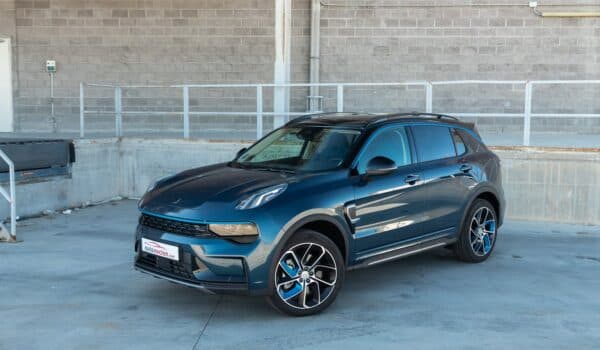 Nos ponemos al volante del LynkCo 01 híbrido enchufable con 261 CV