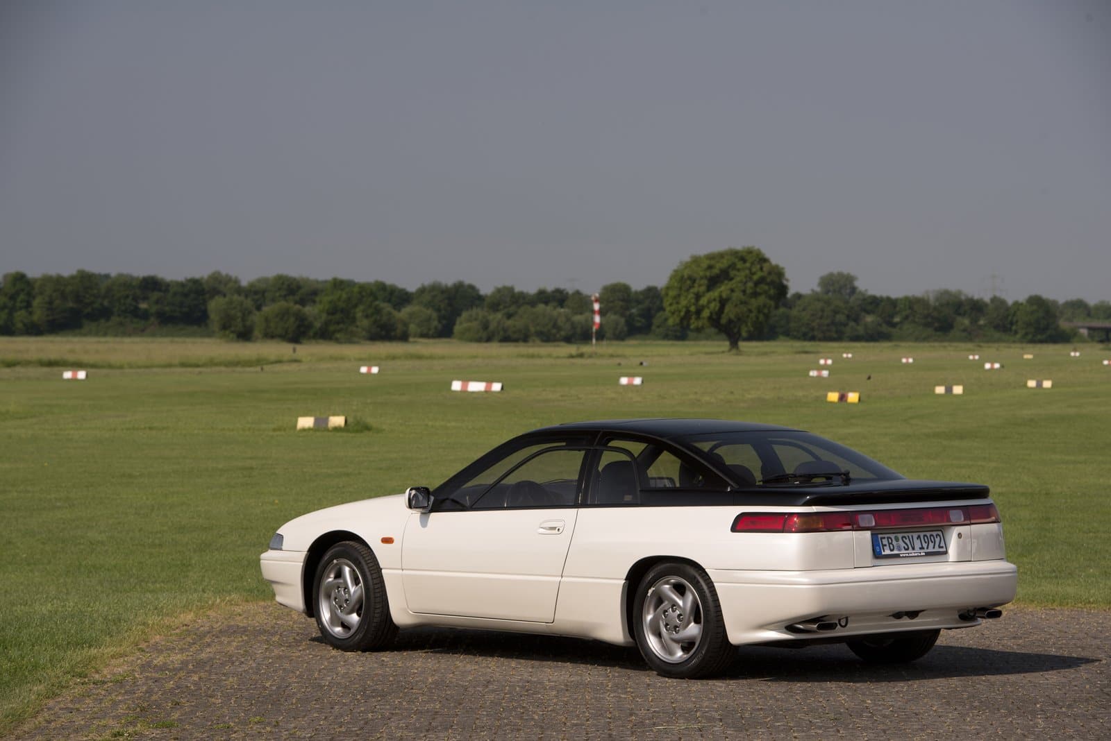 Subaru SVX blanco trasera