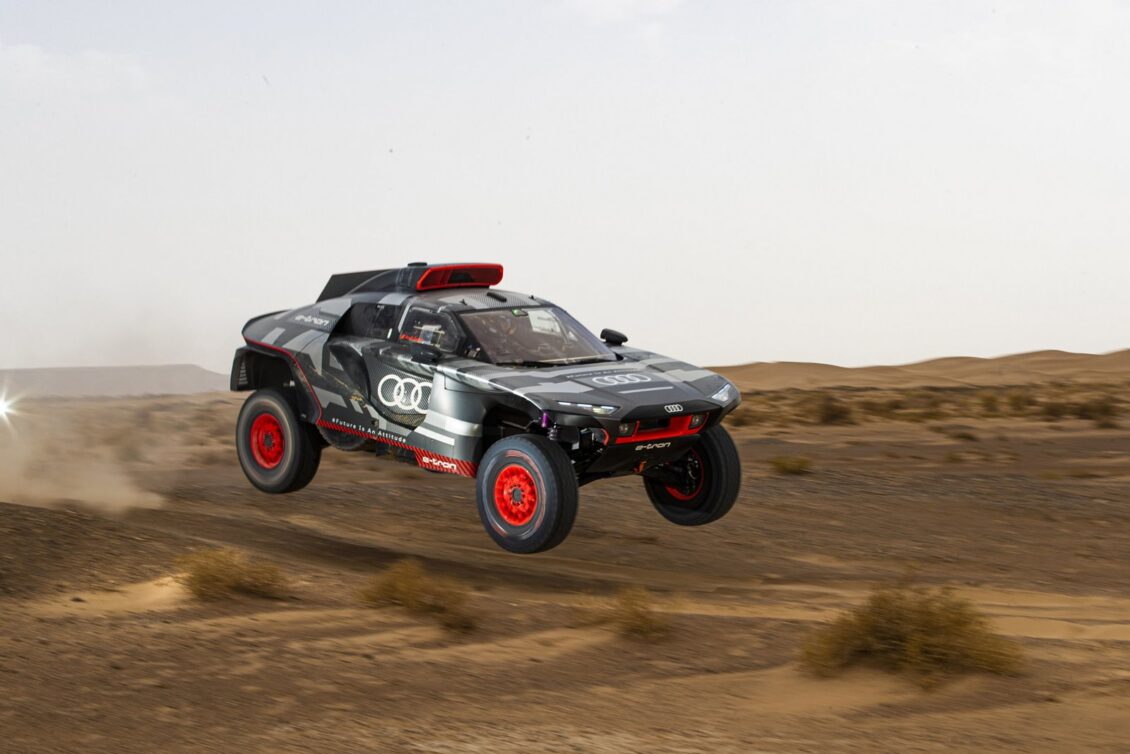 ¡Pintaza! El Audi eléctrico que competirá en el Dakar inicia las pruebas en Marruecos