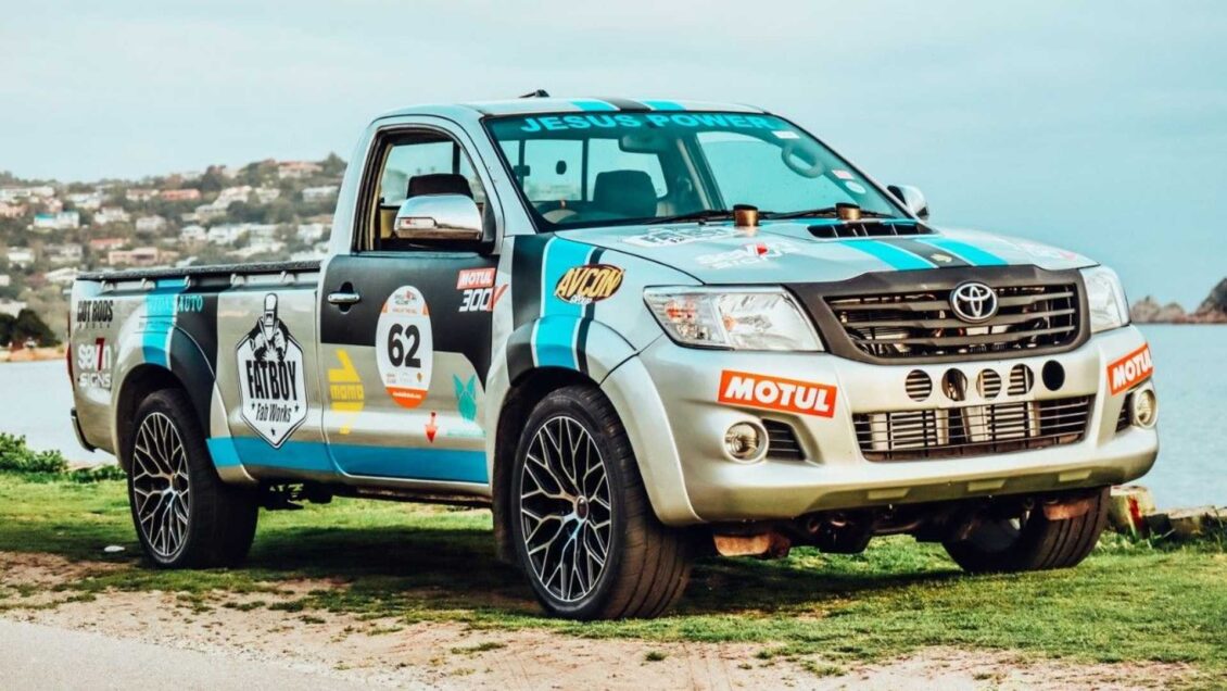 Este salvaje Toyota Hilux V12 tiene dos turbos Garrett GT35 y 540 CV