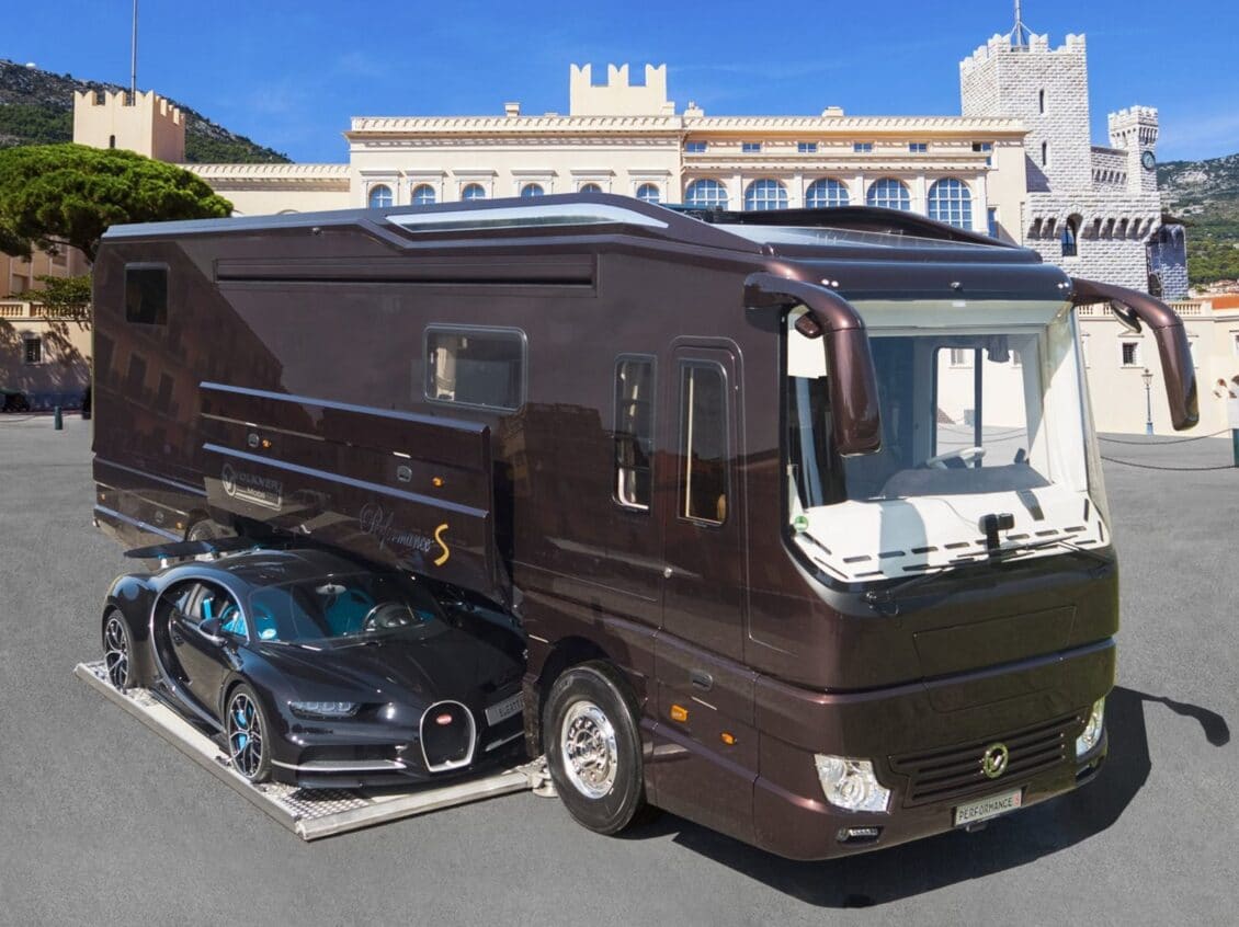 Esta autocaravana es tan lujosa que en su interior esconde un Bugatti Chiron