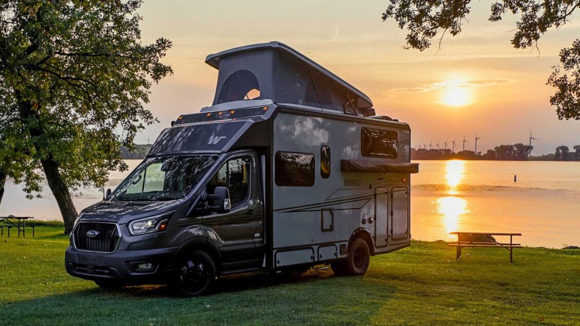 Winnebago Ekko Pop Top: paredes ocultas y techo desplegable para cuatro