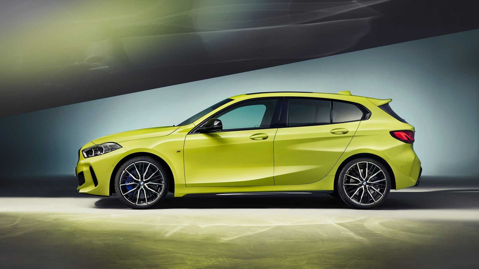 BMW M135i xDrive lateral