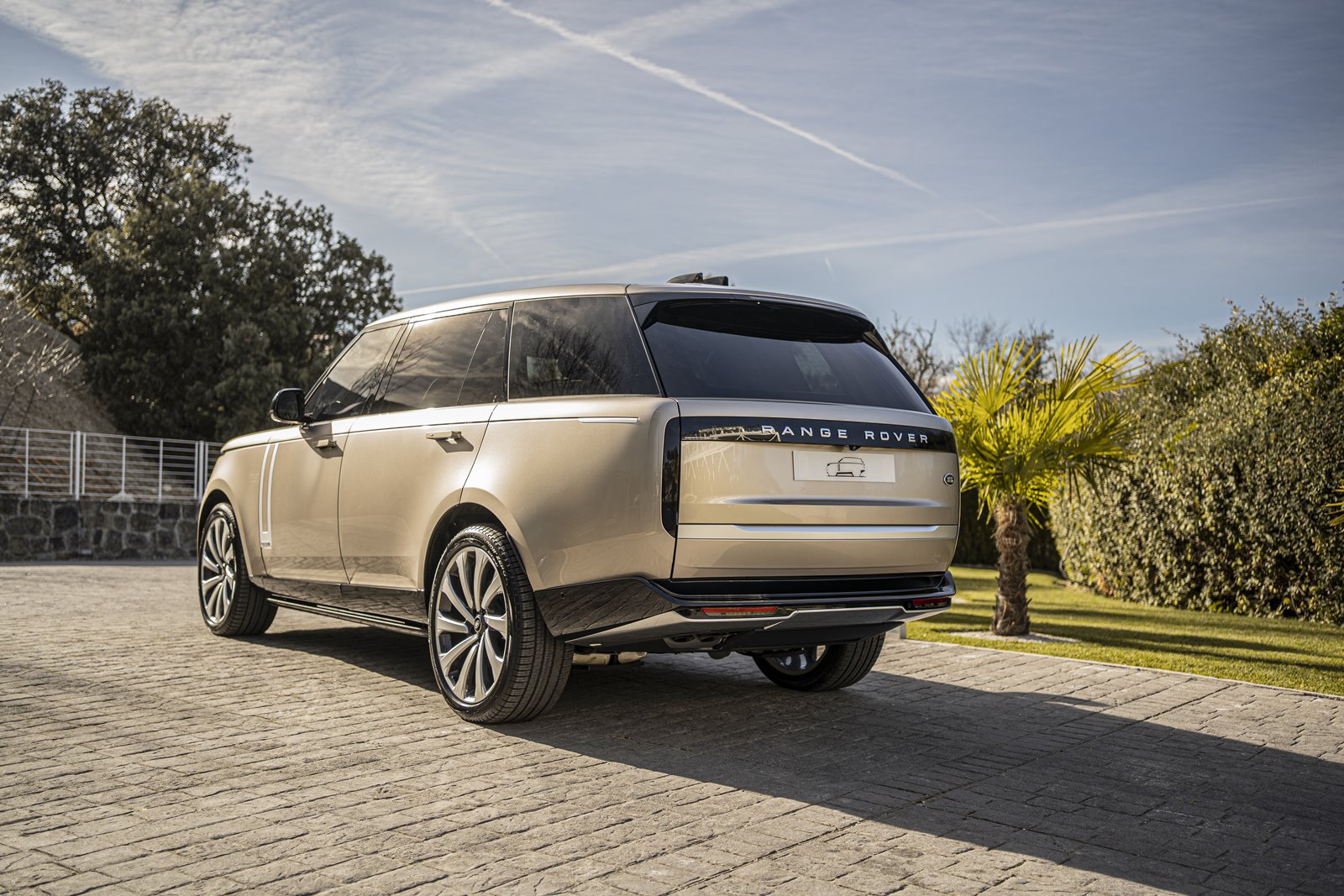 This is how the new Range Rover 2022 looks live. Do you like it?