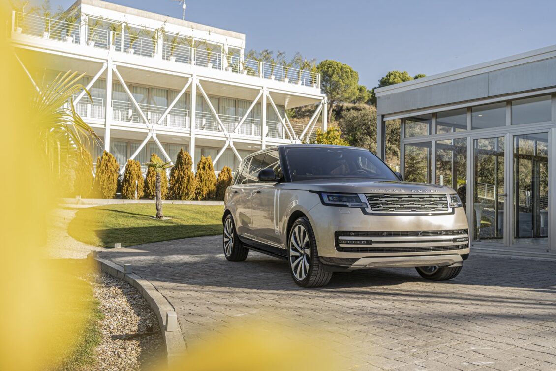 El nuevo Range Rover 2022 en directo: de la cacería a la ópera con darle un ‘manguerazo’